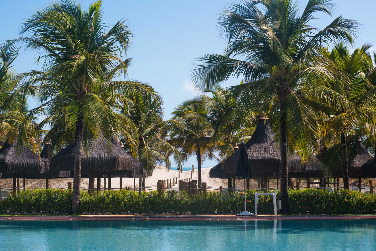Piscinas, bar e edifícios do Vila Galé Cumbuco